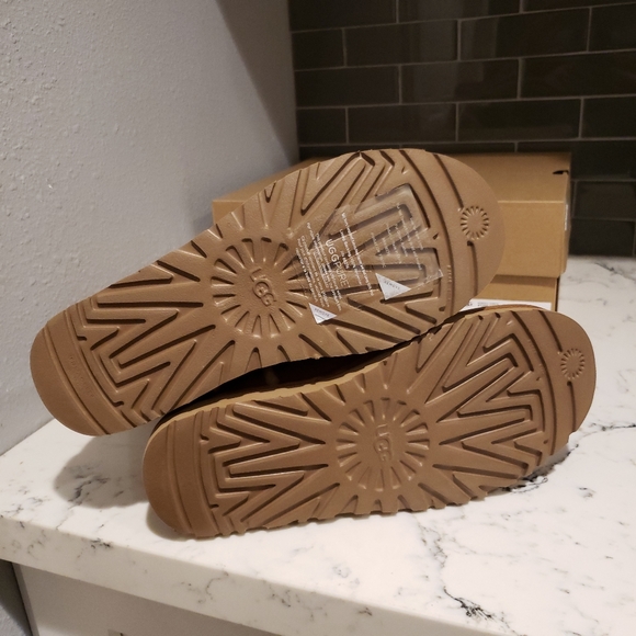 UGG Classic Short Spill Seam Boots - Picture 4 of 8